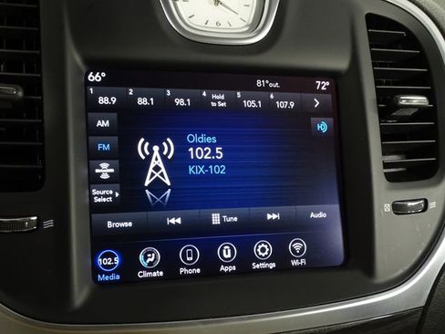 Used 2022 Chrysler 300 Touring w/ Sport Appearance Package image 31