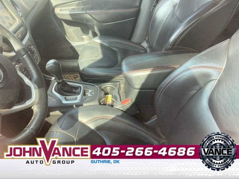 Used 2016 Jeep Cherokee Trailhawk w/ Comfort/Convenience Group AWD/4WD image 2