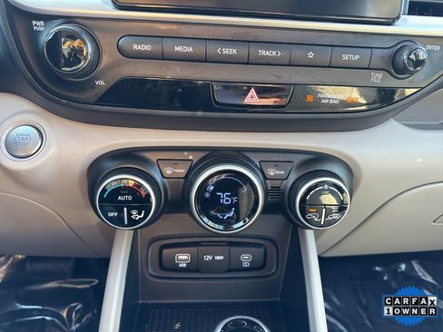 Used 2025 Hyundai Venue SEL image 18