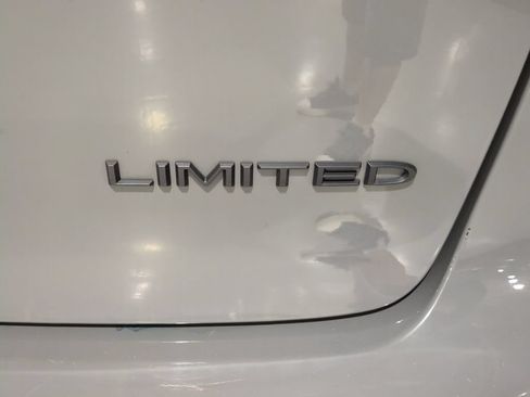 Used 2025 Chrysler Pacifica Limited FWD image 9