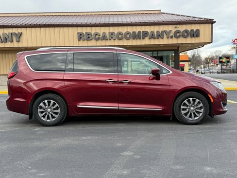 Used 2019 Chrysler Pacifica Touring-L Plus w/ Advanced Safetytec Group image 9
