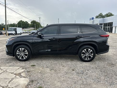 Used 2022 Toyota Highlander XLE FWD image 12