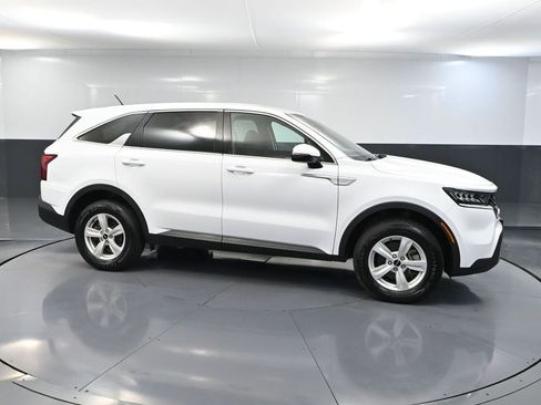 Used 2023 Kia Sorento LX AWD/4WD image 3