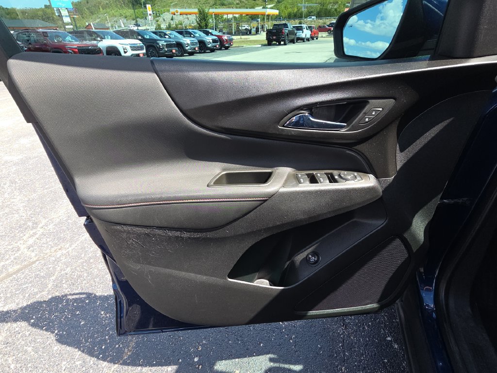 Used 2022 Chevrolet Equinox RS w/ LPO, Floor Liner Package FWD image 12