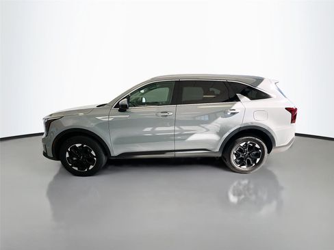 Used 2025 Kia Sorento S image 4