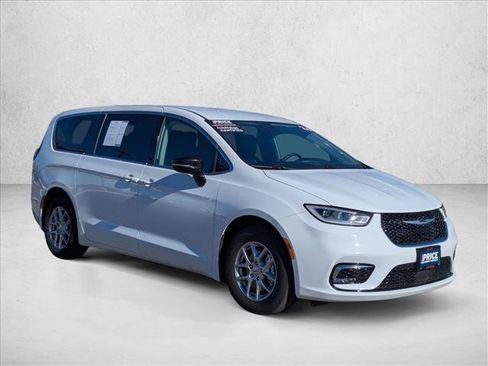 Used 2024 Chrysler Pacifica Touring-L image 3