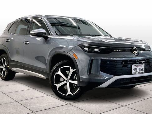 Used 2025 Volkswagen Tiguan SE image 2
