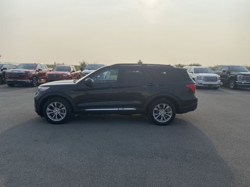 Used 2022 Ford Explorer XLT w/ Equipment Group 202A image 4