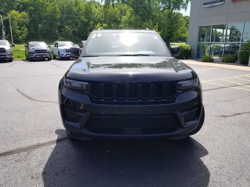 Used 2024 Jeep Grand Cherokee Altitude AWD/4WD image 2