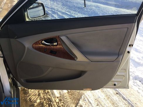 Used 2010 Toyota Camry image 18