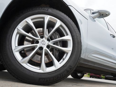 Used 2025 Porsche Macan AWD/4WD image 11