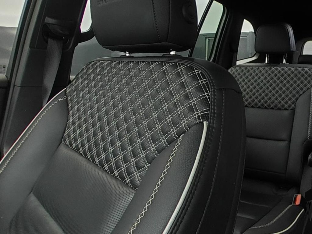 Used 2025 GMC Acadia Denali w/ LPO, Floor Liner Package FWD image 9