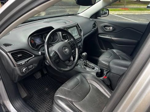 Used 2019 Jeep Cherokee Trailhawk AWD/4WD image 9