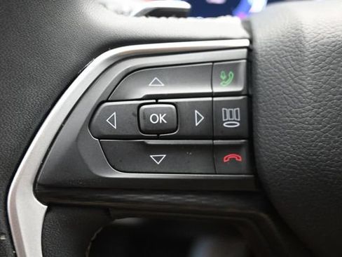Used 2025 Jeep Grand Cherokee Laredo AWD/4WD image 11