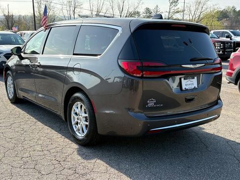Used 2023 Chrysler Pacifica Touring-L FWD image 5