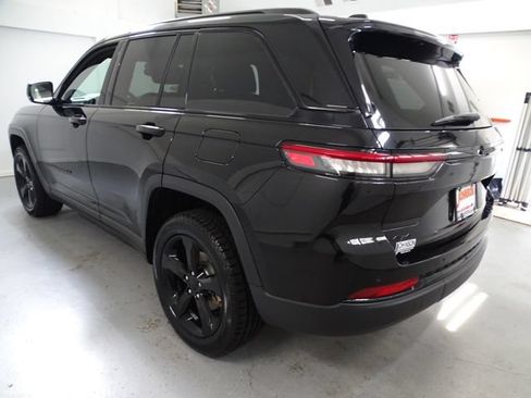 Certified 2023 Jeep Grand Cherokee Altitude AWD/4WD image 18