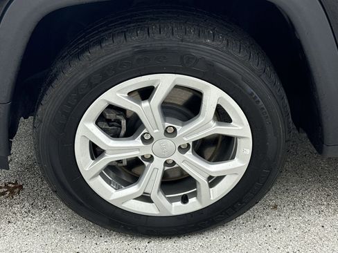 Used 2024 Jeep Compass Sport image 38