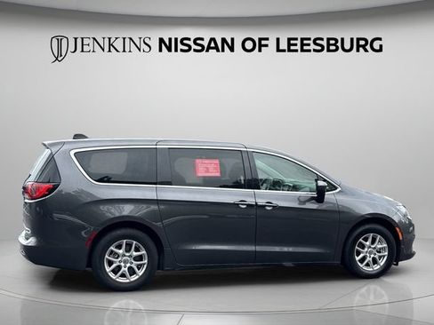 Used 2022 Chrysler Voyager LX FWD image 6