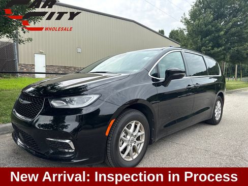 Used 2025 Chrysler Pacifica Select FWD image 1