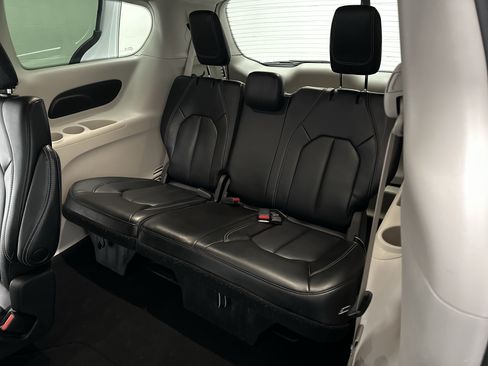 Used 2023 Chrysler Pacifica Touring-L FWD image 20