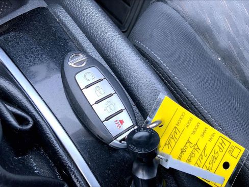 Used 2017 Nissan Rogue SV FWD image 13