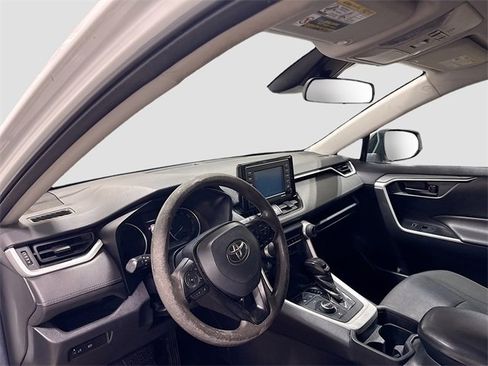 Used 2020 Toyota RAV4 LE image 11