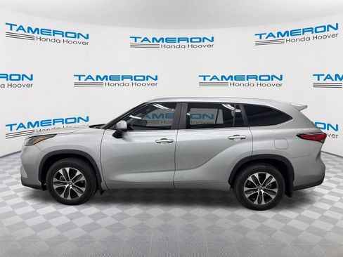 Used 2023 Toyota Highlander XLE FWD image 2