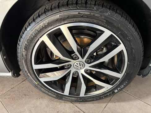 Used 2016 Volkswagen Golf Limited Edition image 9