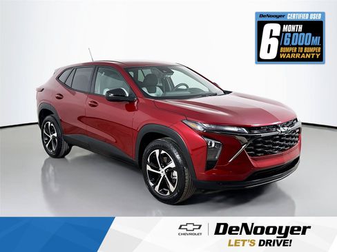 Used 2025 Chevrolet Trax RS w/ Driver Confidence Package FWD image 1