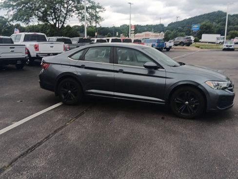 Used 2022 Volkswagen Jetta SE w/ Panoramic Sunroof Package FWD image 2