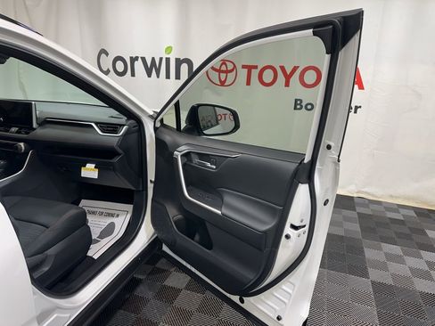 Used 2025 Toyota RAV4 SE image 8