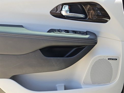 New 2024 Chrysler Pacifica Limited w/ Uconnect Theater Family Group image 23