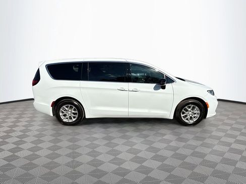 Used 2026 Chrysler Pacifica Select image 5