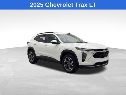 Used 2025 Chevrolet Trax LT w/ LT Convenience Package image 2