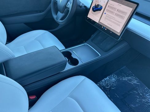 Used 2023 Tesla Model Y Performance image 16