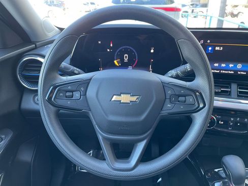 Used 2025 Chevrolet Trax LT image 28