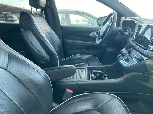 Used 2024 Chrysler Pacifica Premium image 7