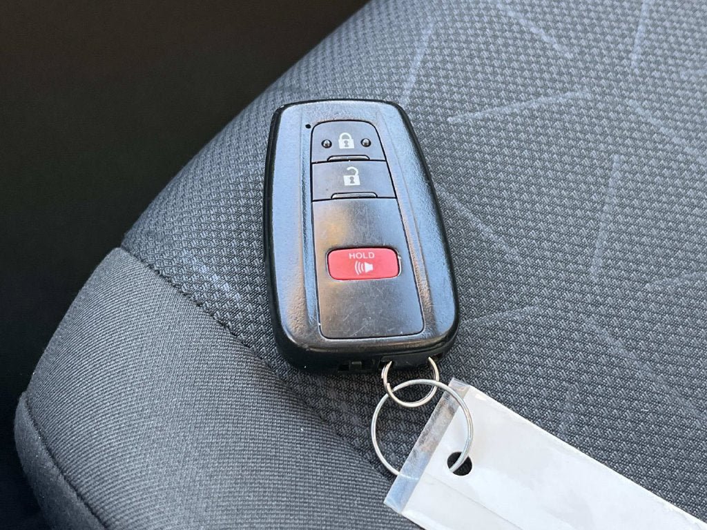 Used 2025 Toyota RAV4 XLE FWD image 31