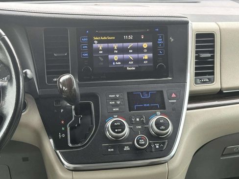 Used 2016 Toyota Sienna XLE image 18