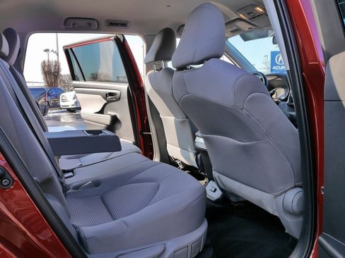 Used 2021 Toyota Highlander LE image 11