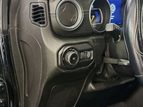 Used 2020 Jeep Wrangler Unlimited Sahara AWD/4WD image 17