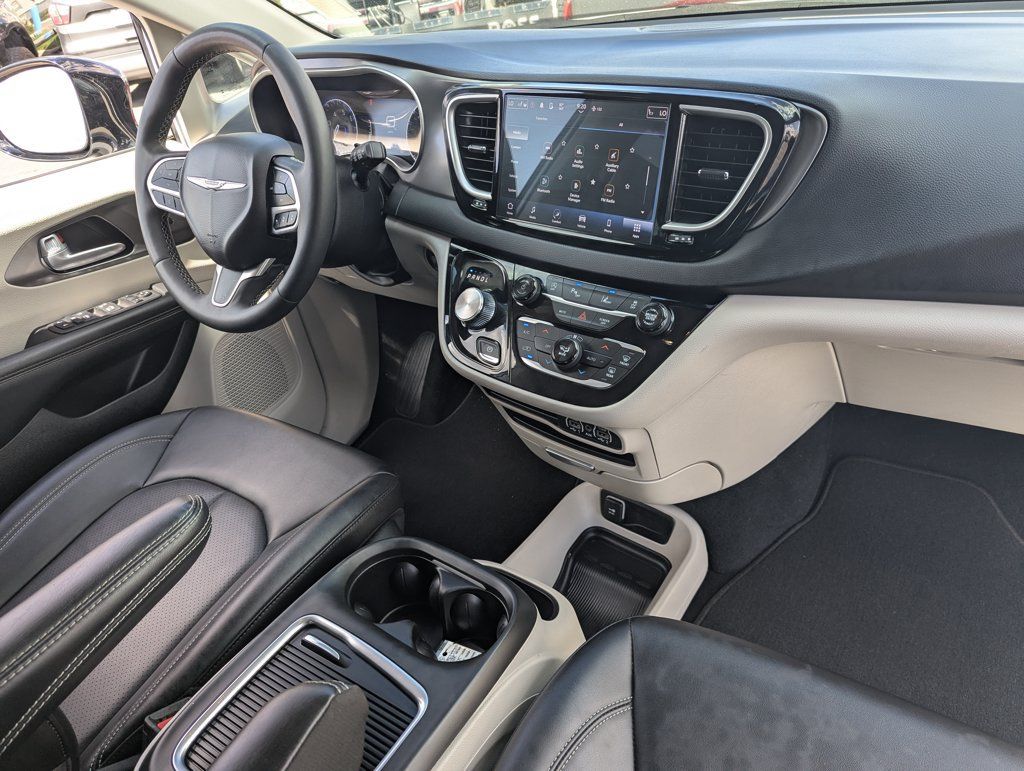 Used 2024 Chrysler Pacifica Touring-L FWD image 35