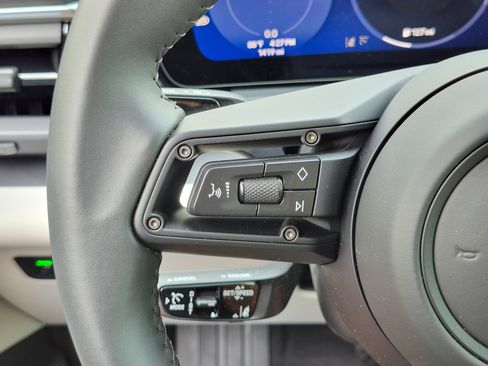 Certified 2025 Porsche Macan Electric RWD image 9
