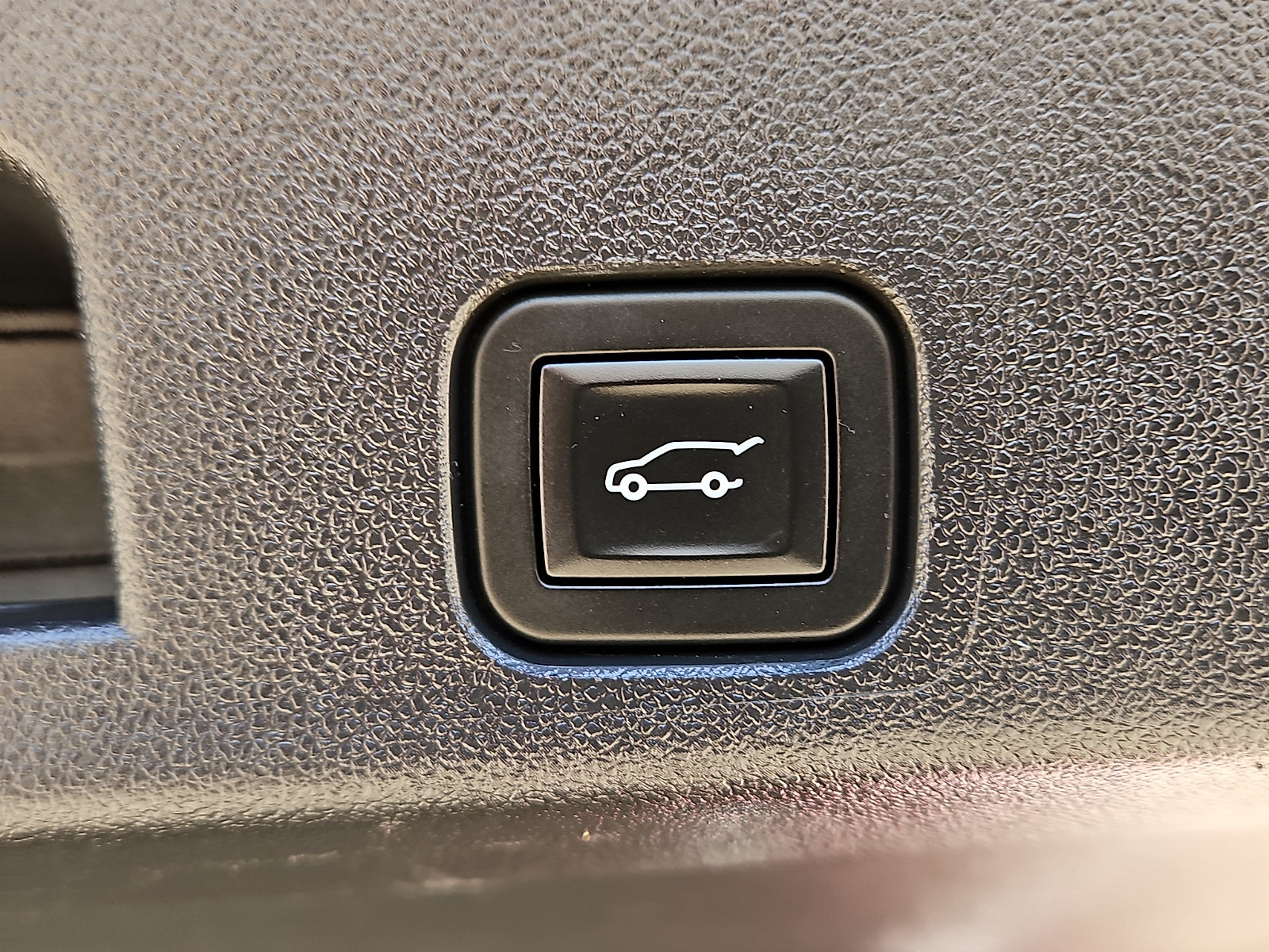 Used 2025 Chevrolet Traverse LT FWD image 7