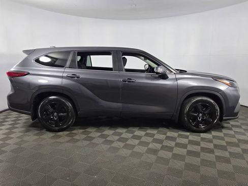 Used 2023 Toyota Highlander LE FWD image 11
