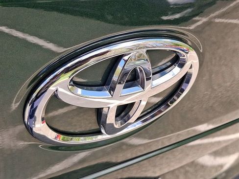 Used 2023 Toyota Corolla Cross XLE w/ Convenience Package image 28