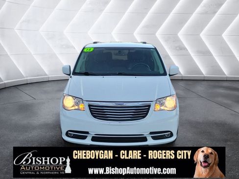 Used 2016 Chrysler Town & Country Touring w/ Driver Convenience Group image 21