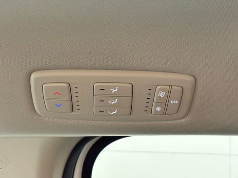 Used 2022 Kia Carnival LX image 32