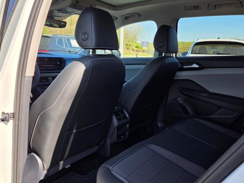 Certified 2022 Volkswagen Taos SE w/ Panoramic Sunroof Package image 35