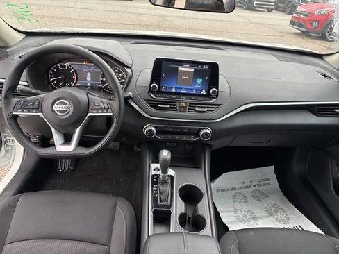 Used 2025 Nissan Altima 2.5 SV image 13